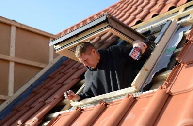 Pose de fenêtres de toit Velux à Roche-Charles-la-Mayrand
